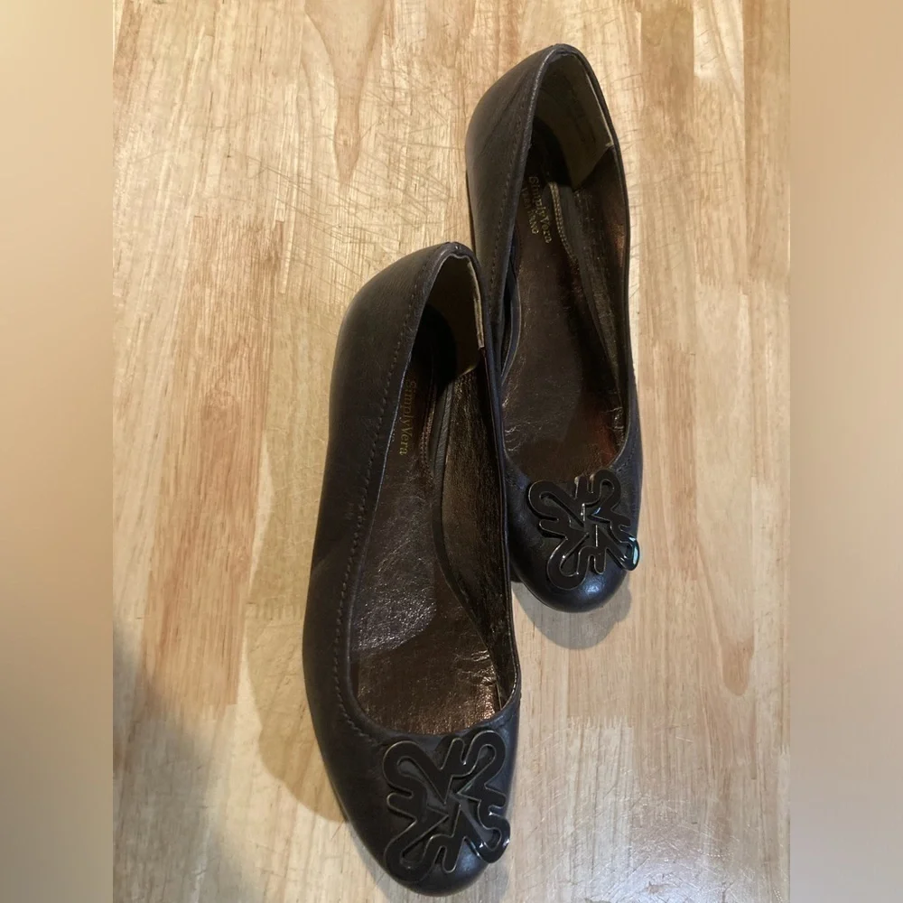 Simply Vera Wang flats in size 8 M. In great condition 🌺